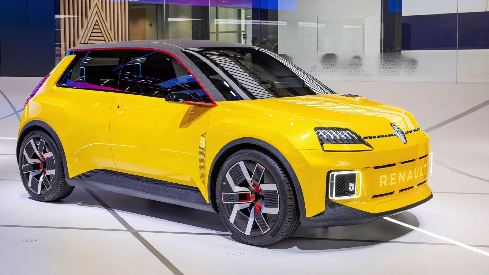 Marché des voitures neuves en France : recul global malgré l’essor des hybrides